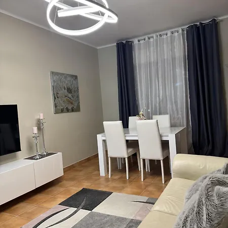 Nicol Apartment *